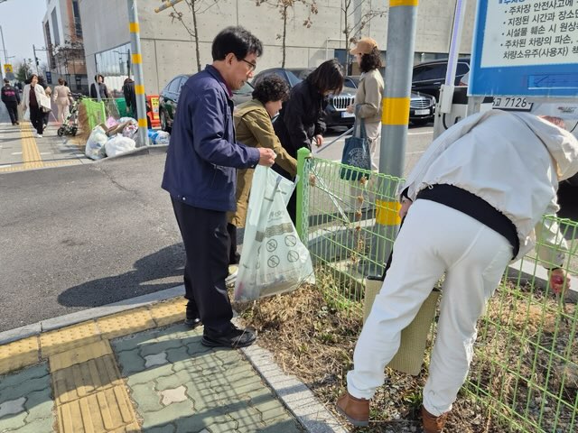 연수구 송도3동 통장자율회는 지난 25일 쾌적하고 청결한 마을 환경을 조성하기 위해 우리 동네 대청소 활동을 했다